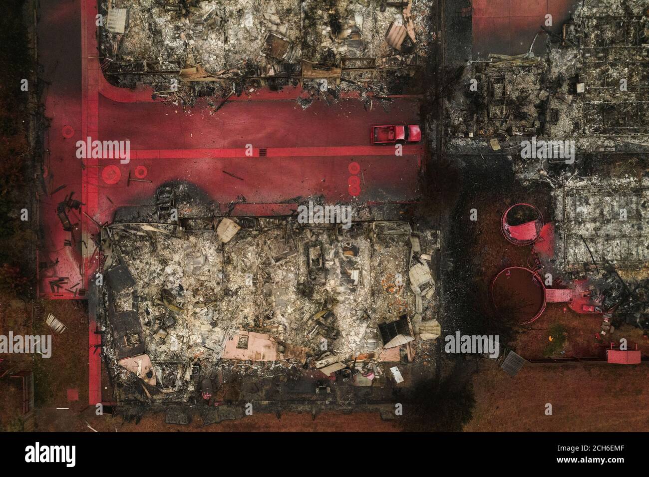 Coperte ignifughe rosse bruciarono abitazioni e veicoli dopo l'incendio di Almeda a Talent, Oregon, Stati Uniti, 13 settembre 2020. Foto scattata con un drone. REUTERS/Adrees Lazio Foto Stock