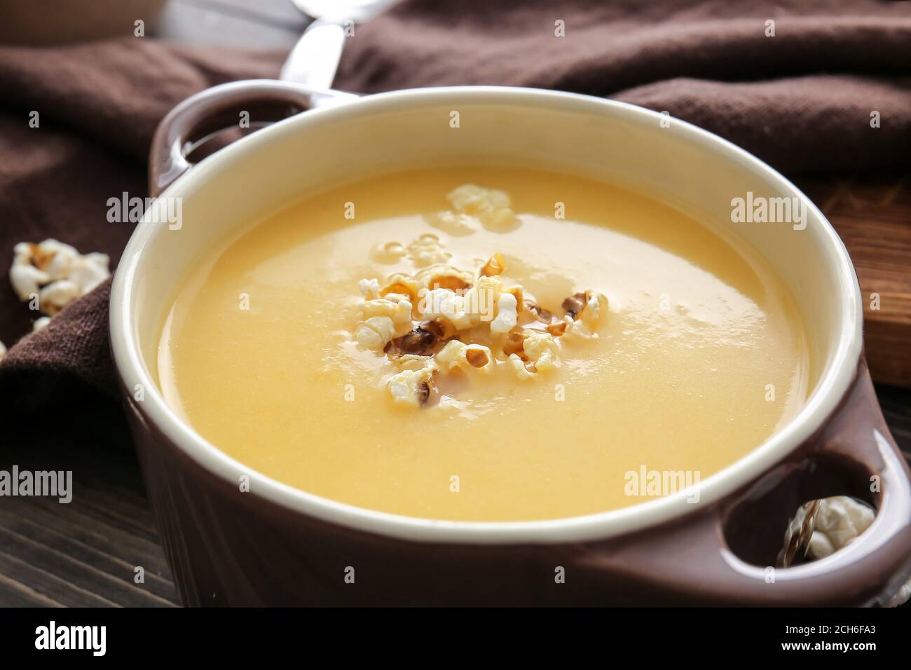 Pentola con gustosa zuppa di popcorn sul tavolo, primo piano Foto Stock