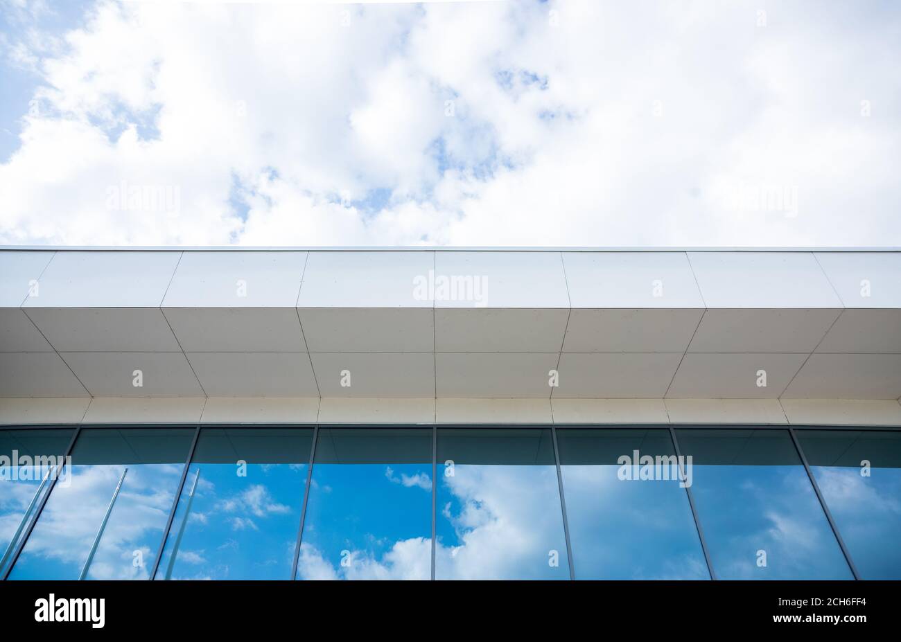 Nuvole riflettono in Windows del moderno edificio per uffici Foto Stock