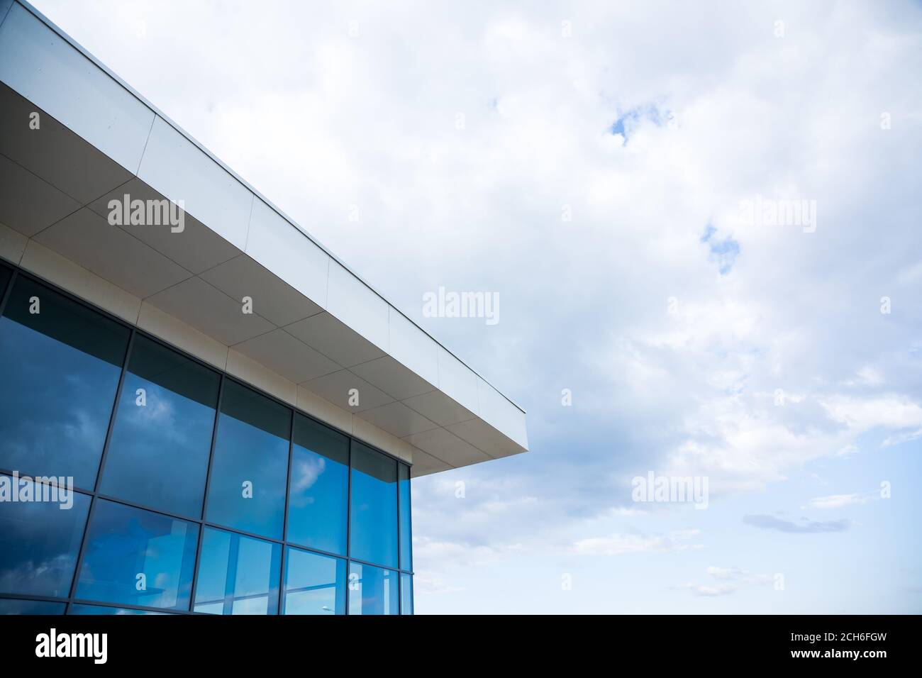 Nuvole riflettono in Windows del moderno edificio per uffici Foto Stock