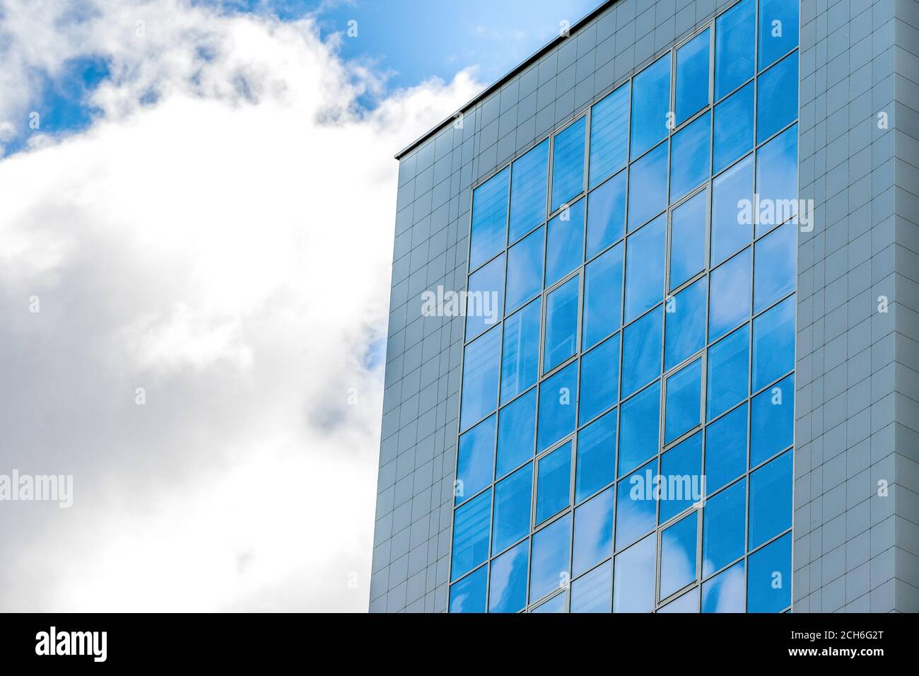 Nuvole riflettono in Windows del moderno edificio per uffici Foto Stock