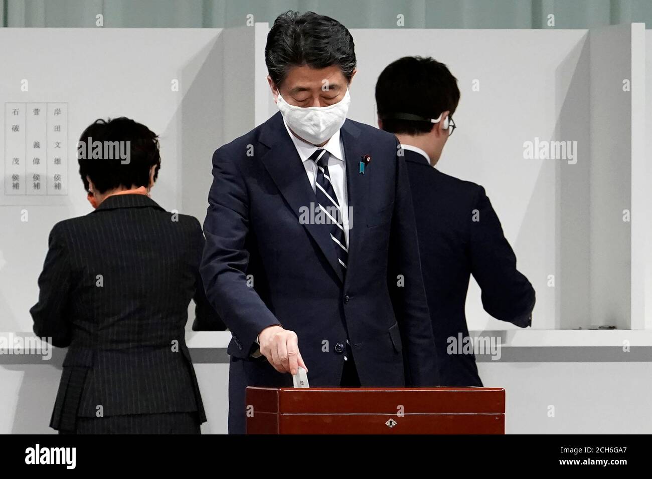 Tokyo, JPN. 14 Settembre 2020. Il primo ministro giapponese Shinzo Abe lancia il suo voto alle elezioni di leadership del Partito Liberal-democratico (LDP) lunedì 14 settembre 2020 a Tokyo. Credit: POOL/ZUMA Wire/Alamy Live News Foto Stock