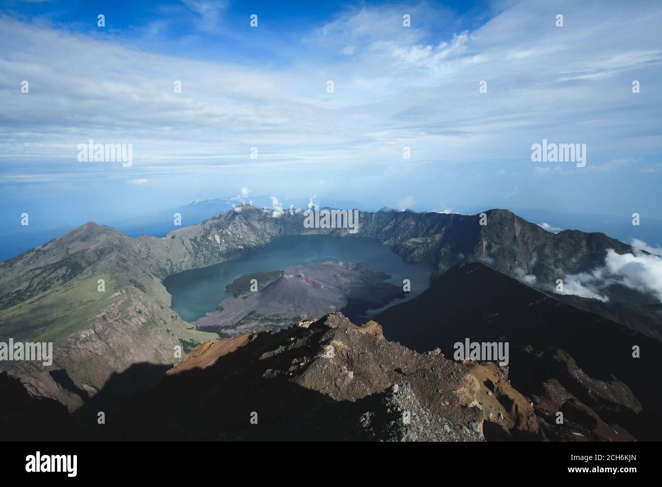 Cima del Monte Rinjani in grandangolo con magnifico cielo blu, Lago Segara Anak dal Monte Rinjani Peak Foto Stock