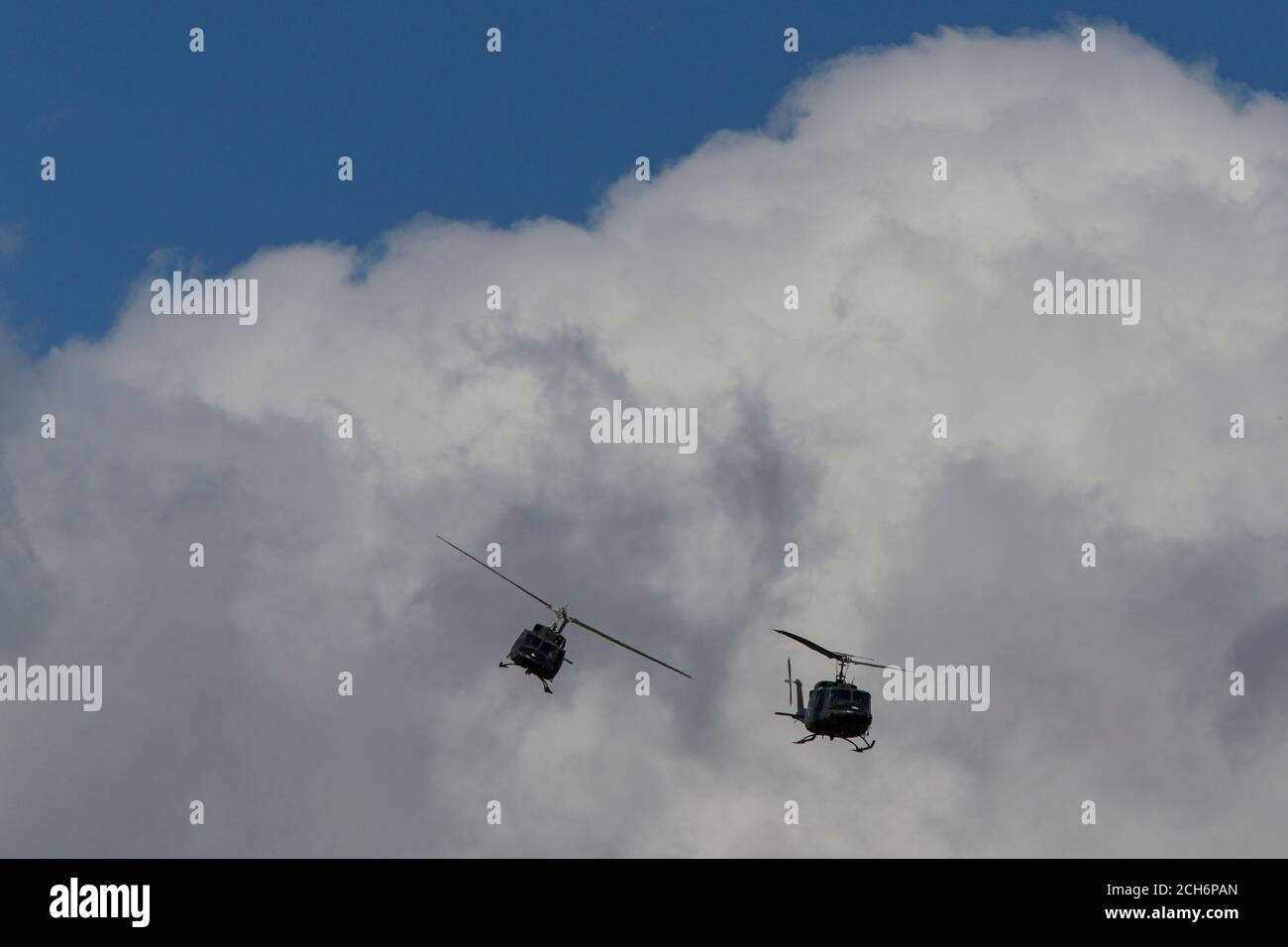 Elicottero Bell UH-1 Iroquois Airflies durante l'esercizio militare "Quick Response 2016" al campo di fuoco Manjaca vicino Banja Luka, , Bosnia, Foto Stock