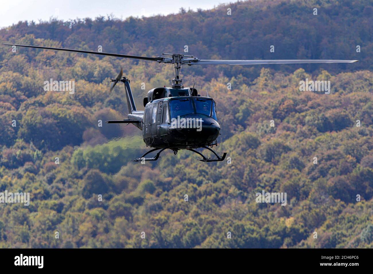 Elicottero Bell UH-1 Iroquois Airflies durante l'esercizio militare "Quick Response 2016" al campo di fuoco Manjaca vicino Banja Luka, , Bosnia, Foto Stock