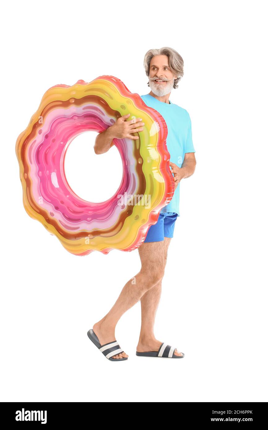 Uomo maturo con anello gonfiabile su sfondo bianco Foto Stock
