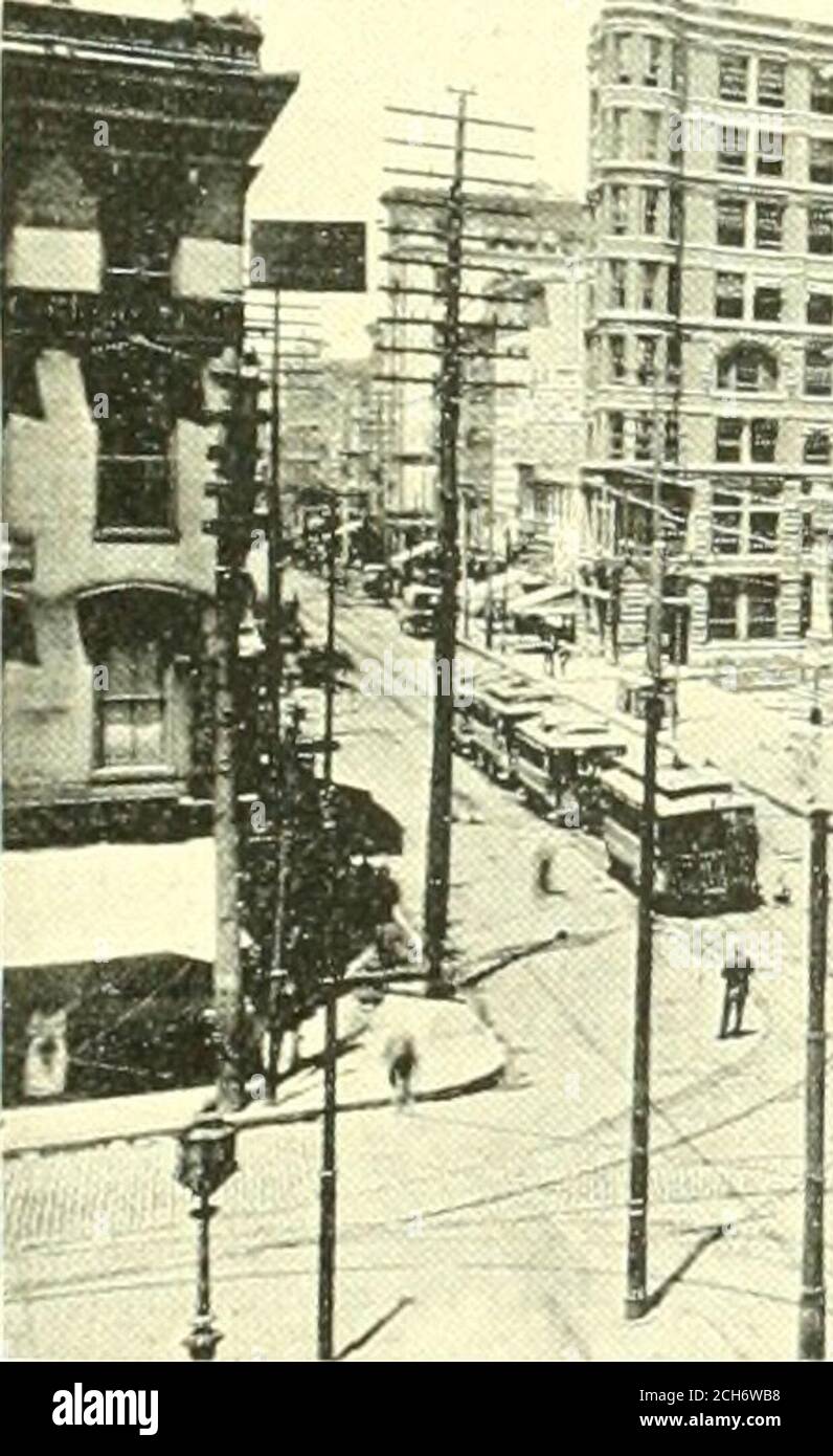 . Book of the Royal Blue . er Park, una popolare località estiva, che è conveniente per la città da CINCINNATI E il G. A. R. servizio di treno a mezza ora della ferrovia sud-occidentale Balti-More & Ohio e da ferrovie elettriche di strada. Venti acri del parco sono coperti dagli edifici di divertimento appartenenti al Parco COM-pany. Questi edifici includono un thea-tre, club house, padiglioni di ristoro e numerosi edifici più piccoli de-votati per i divertimenti di ogni legittimatecharacter. La posizione del campo è più conveniente per i posti, whogo via la ferrovia di Baltimora & Ohio, la città, a differenza di Roma, è Foto Stock