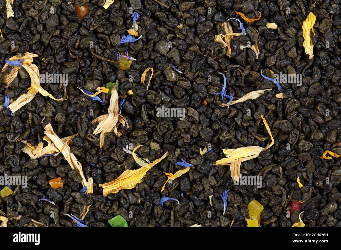 Tè nero mescolato con erbe e frutta secca. Calendula, girasole, cornflower, bacche di roseanca. Struttura. Foto Stock