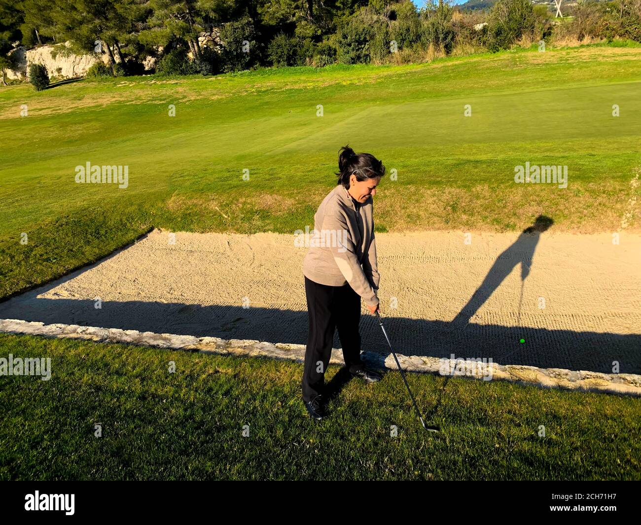 Golf che gioca sul campo da golf in Francia. Foto Stock