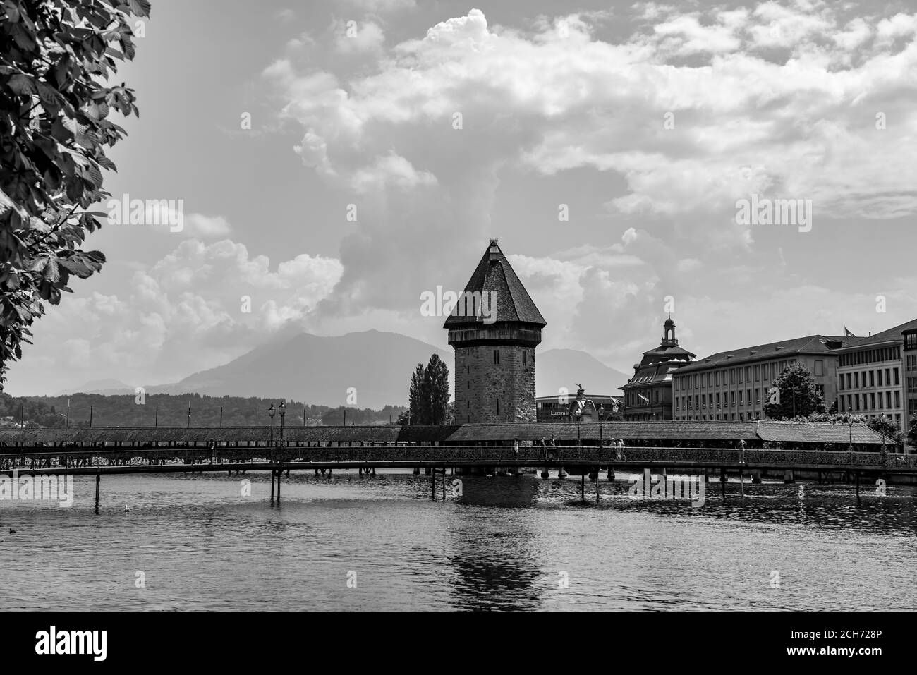 Città di Lucerna con la Torre del Ponte in un giorno di sole in Svizzera. Foto Stock