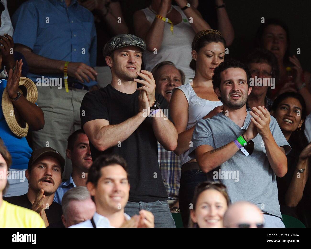 Justin Timberlake sul centro di corte che guarda Andy Roddick. Wimbledon Tennis Championships, Londra. 27/6/2009. CREDITO IMMAGINE : MARK PAIN / ALAMY Foto Stock