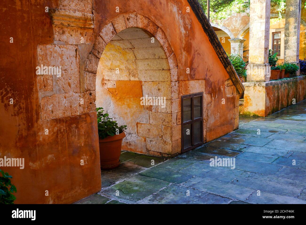 Il Monastero di Agia Triada (Santissima Trinità) Tsagarolon si trova a circa 20 km a nord-est della città di Chania, nella penisola Aktorini. Questo è un'anticipi Foto Stock