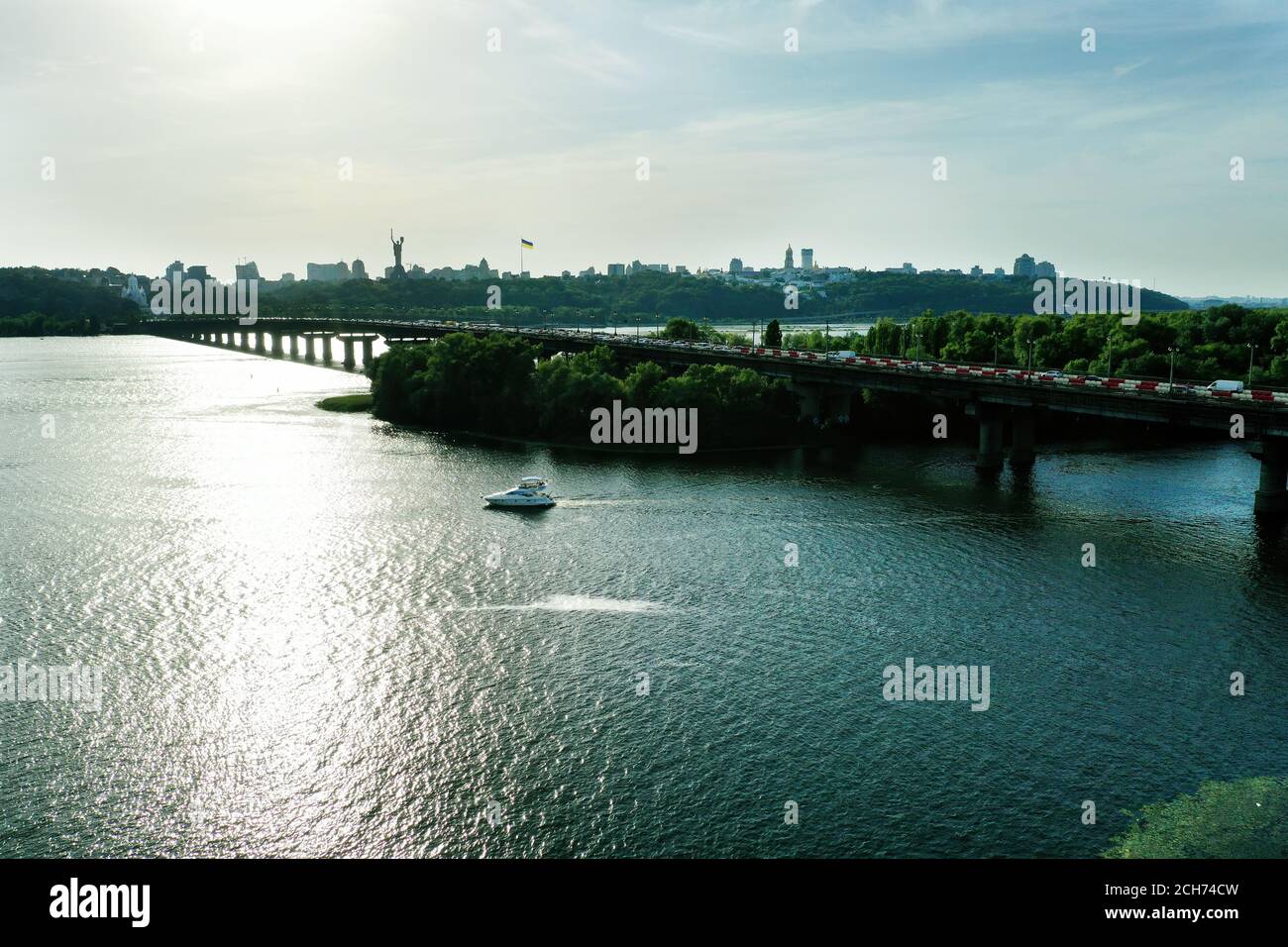 Vista aerea di Kiev capitale dell'Ucraina e Dnieper con ponte in estate. Foto Stock
