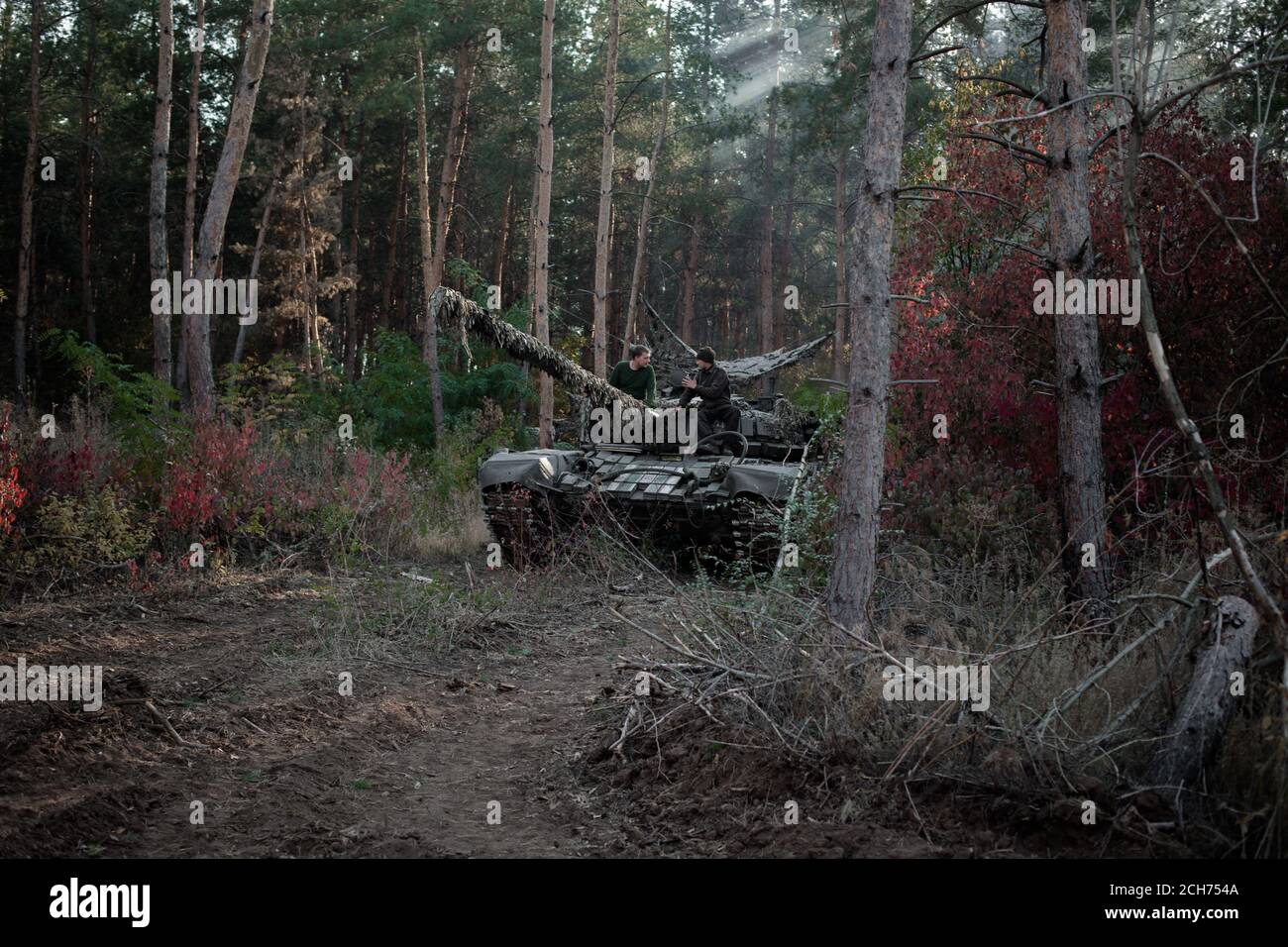 Soviet panzer T-64 nella foresta d'autunno Foto Stock