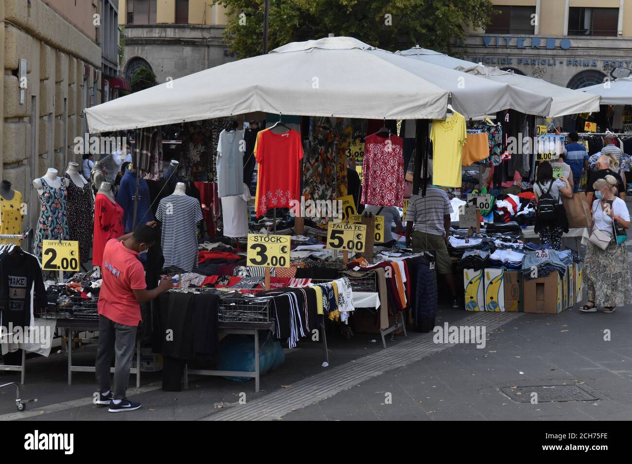 UNA STALLA ALL'APERTO CHE VENDE ABBIGLIAMENTO A BUON MERCATO Foto Stock