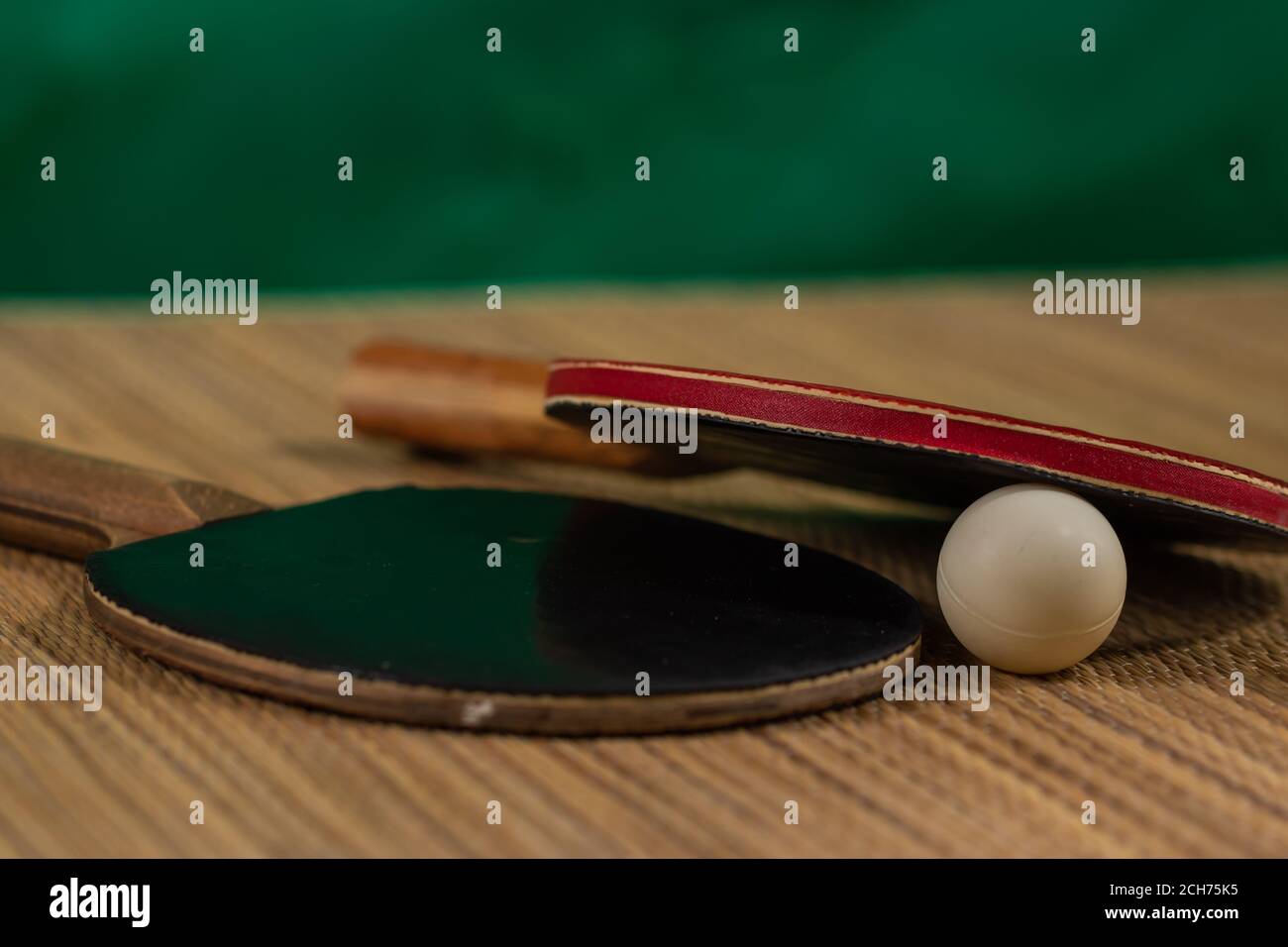 Chiudi la vista su bastoni e una palla da ping-pong. Foto Stock