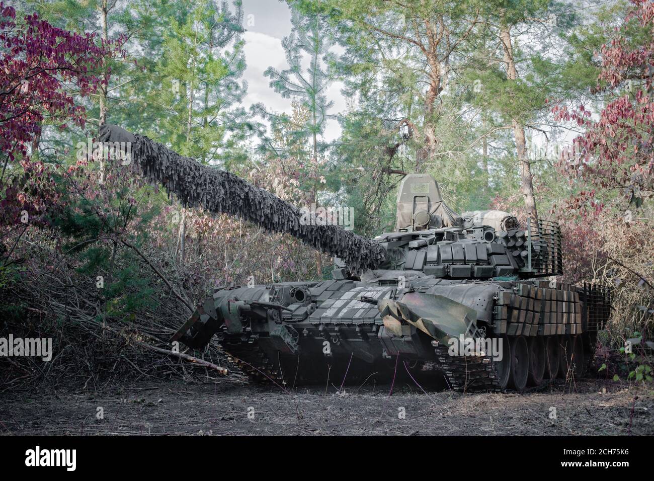 Soviet panzer T-64 nella foresta d'autunno Foto Stock