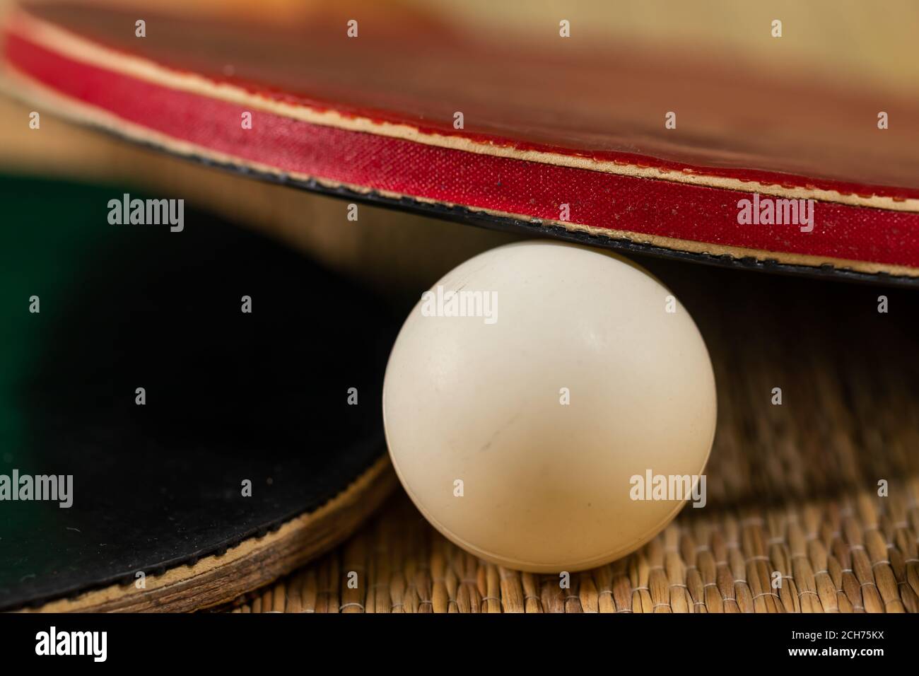 Chiudi la vista su bastoni e una palla da ping-pong. Foto Stock