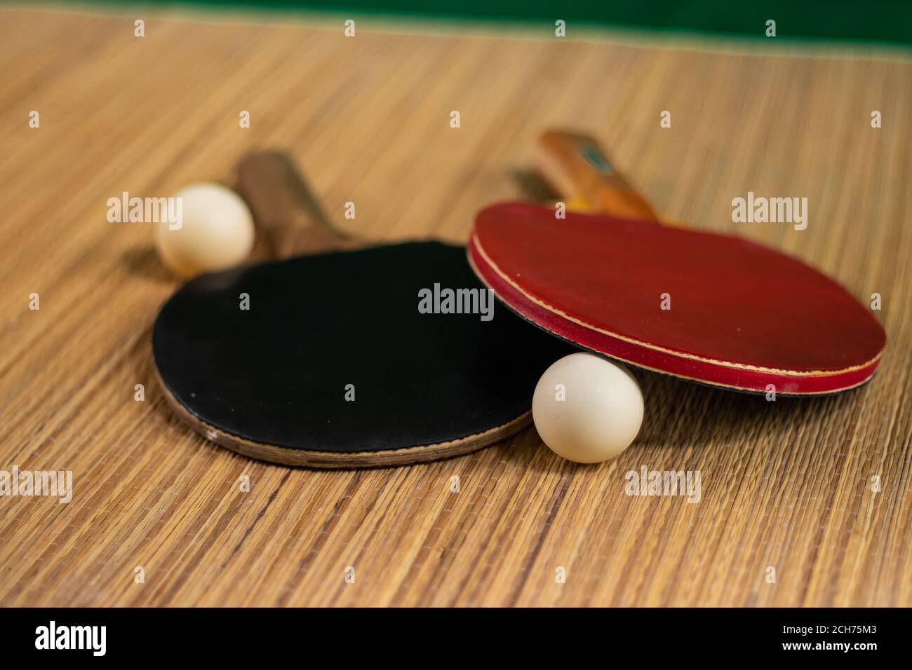 Chiudi la vista su bastoni e una palla da ping-pong. Foto Stock