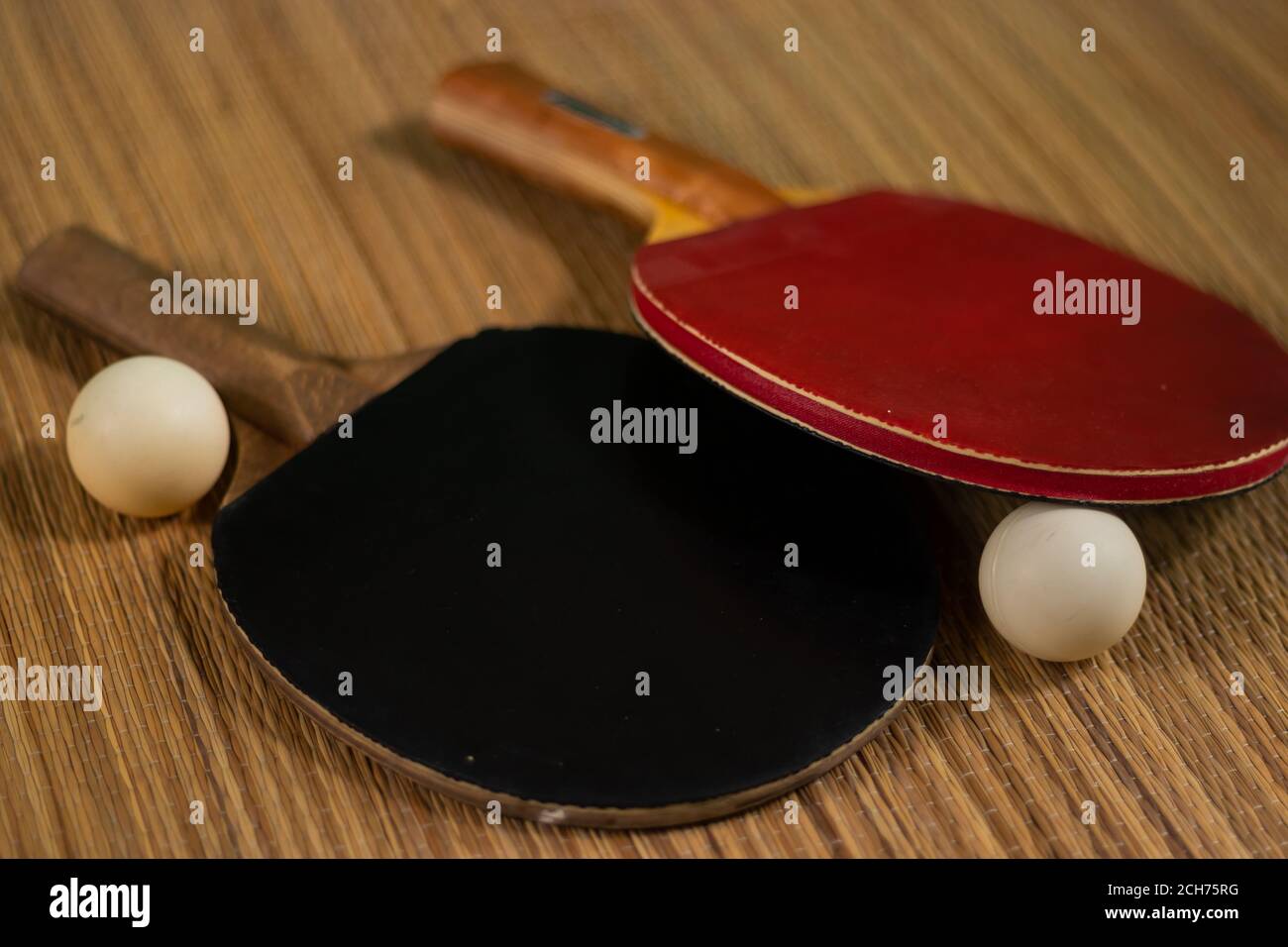 Chiudi la vista su bastoni e una palla da ping-pong. Foto Stock