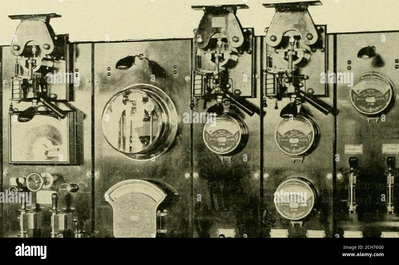 . La strada ferrovia revisione . ha subito una graduale evoluzione. L'ingegnere della centrale ferroviaria ha deciso a favore della paniera, che in realtà è un certo numero di tavole indipendenti, ciascuna contenente tutte le apparecchiature necessarie per il controllo di un generatore o di un alimentatore, a seconda del caso. L'incisione allegata mostra gli ultimi progetti dei teengineers della General Electric Company nel senso tra il cavo del generatore e la terra, e il piccolo traferro è un dielettrico molto più debole che il campo di isolamento e l'armatura. Il magnete è collegato tra il generatore e la linea, e tra Foto Stock