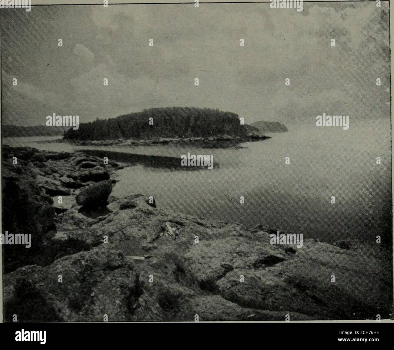 . La Ferrovia Intercoloniale del Canada . Cascate di Grand Metis. Ferrovia intercoloniale del Canada. Discende il grande Miramichi verso l'oceano. I portaggi sono fatti in modo da raggiungere uno qualsiasi dei tre grandi fiumi di NewBrunswick, il Miramichi, il Restigouche, o San Giovanni. Tutto il paese è aperto a qualsiasi uomo che può sedersi in acanoe e velare una pagaia. 16. Isle au Massacre, BIC, P. Q. Ferrovia Intercoloniale del Canada a sei miglia sotto Riviere du Loup è CA-CaCOUNa Couna Station, e da un facile azionamento di treemiles sopra una strada liscia CacounaBeach, il famoso luogo d'irrigazione del San Lorenzo inferiore, è raggiunto. Lei Foto Stock