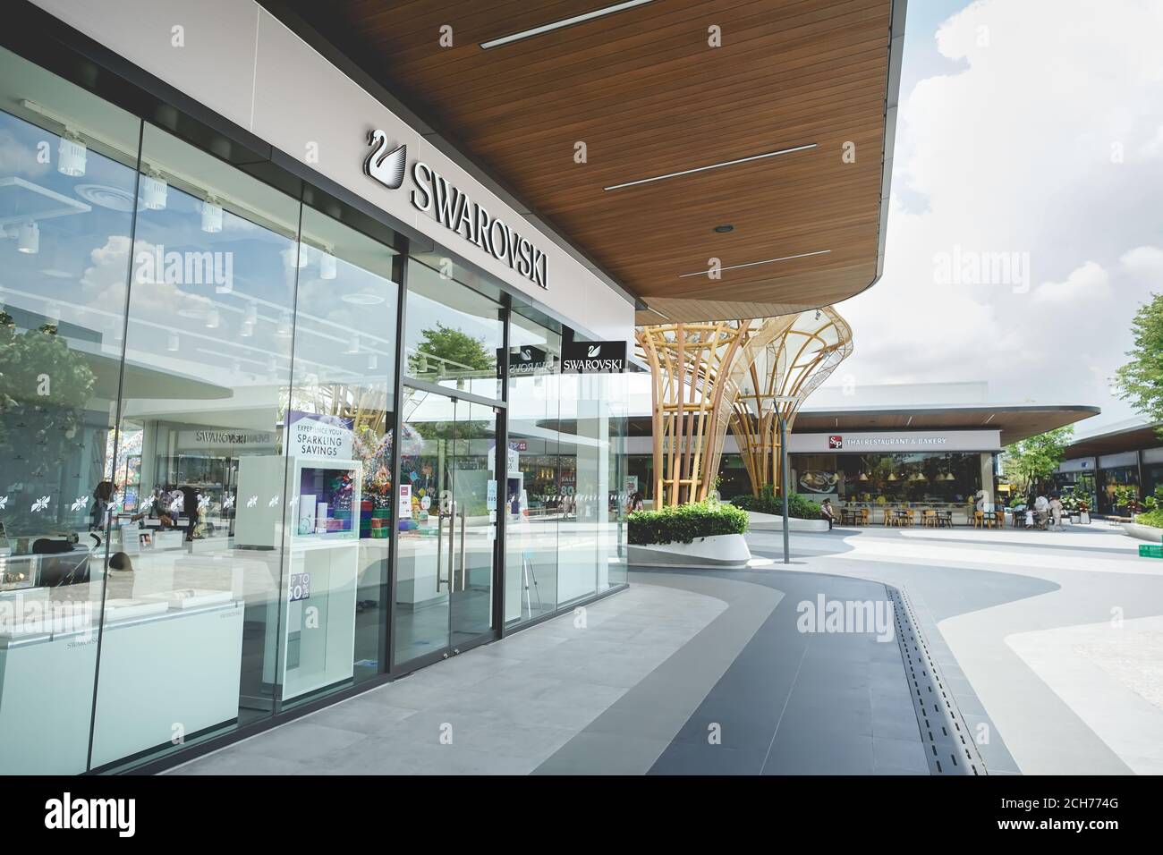 Samut Prakan, Thailandia - 28 luglio 2020: Swarovski shop in Siam Premium Outlets Bangkok. Il marchio dei prodotti di lusso in cristallo è stato fondato ad Austr Foto Stock
