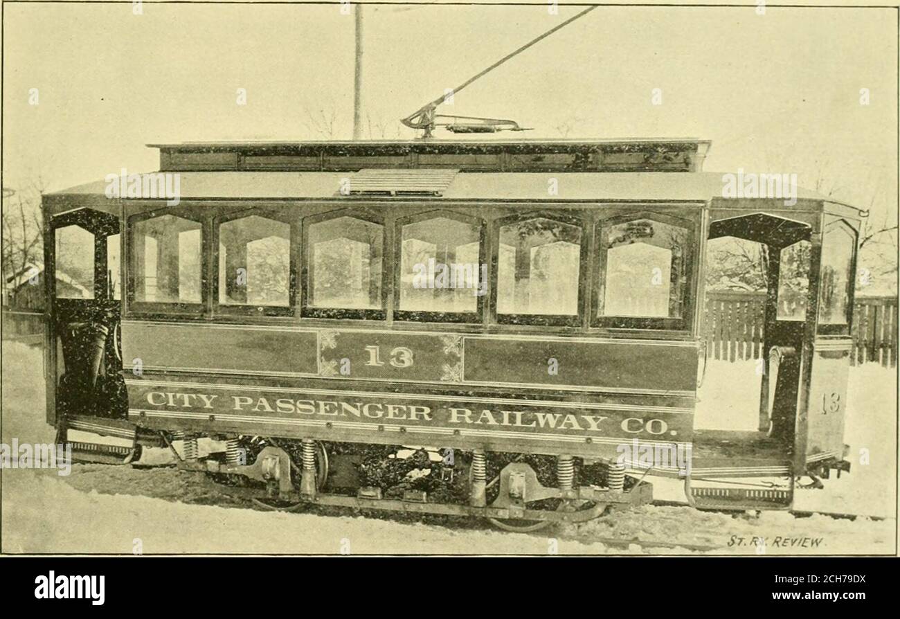 . La rassegna della ferrovia di strada. Cinque lampade da soffitto, tutte incandescenti, forniscono abbondanza di luce. Nel piatto del ponte, un nuovo stilevetro, rubino schiacciato, presenta un aspetto molto fine.la finestra di panservazione del carrello Cochrane, descritta altrimenti-dove, è in ogni vestibolo. È la pendenza dal centro ad ogni estremità, E la scanalatura del pavimento per il drenaggio invece di inchiodare su stecche di legno. Complessivamente l'auto è un bel pezzo di lavorazione attraente ed è l'oggetto di molta ammirazione tra i gestori ferroviari e i loro patroni. SEGNALI SEMPLICI. LA compagnia ferroviaria di Minneapcjlis, Minn., is Foto Stock