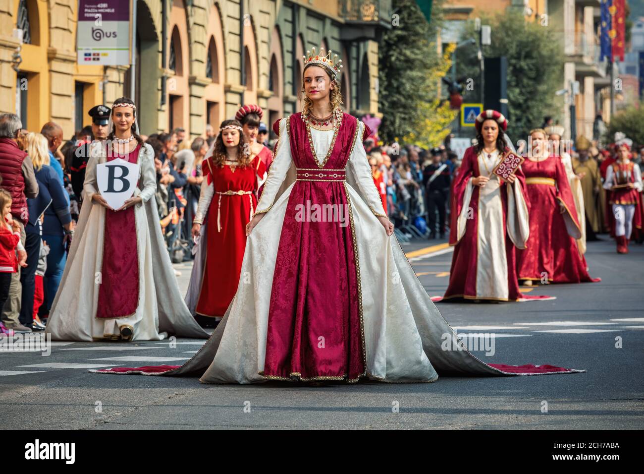 Partecipanti a abiti storici sulla Parata medievale - parte tradizionale delle celebrazioni durante l'annuale festival del Tartufo Bianco ad Alba, Italia. Foto Stock