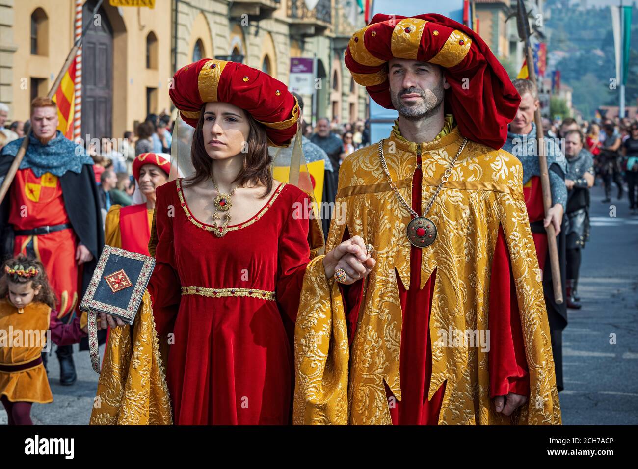 Partecipanti a abiti storici sulla Parata medievale - parte tradizionale delle celebrazioni durante il festival annuale del Tartufo Bianco ad Alba, nel Nord Italia. Foto Stock