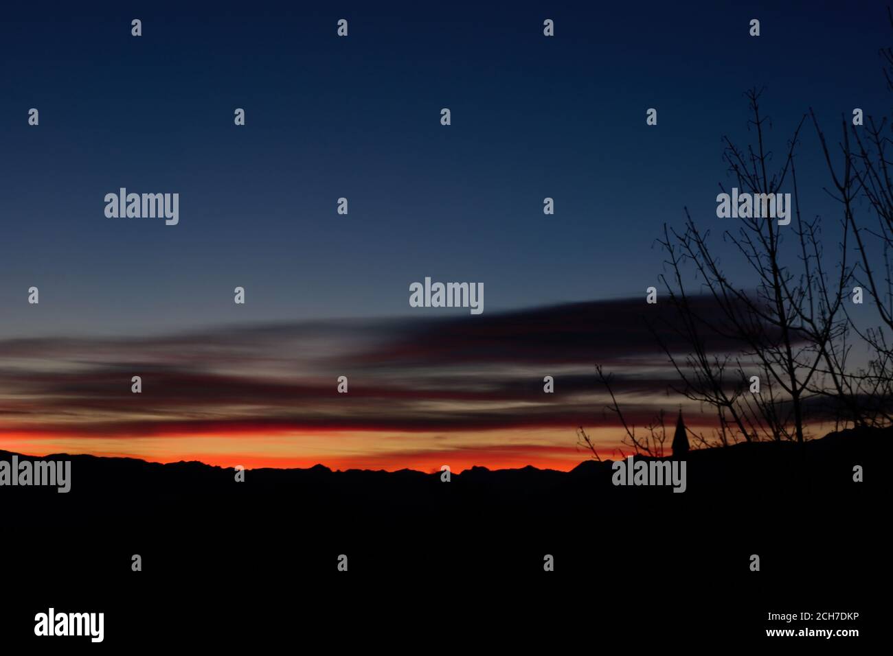 Scenico tramonto arancione in Trentino montagne silhuette blu ora no spazio copia persone Foto Stock