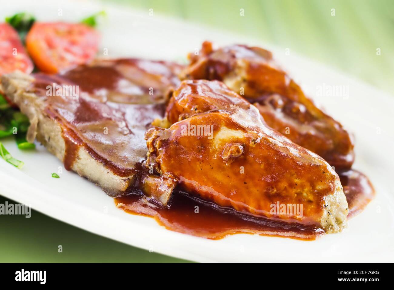 Costolette di maiale e ali di pollo con salsa barbecue (fuoco selettivo) Foto Stock