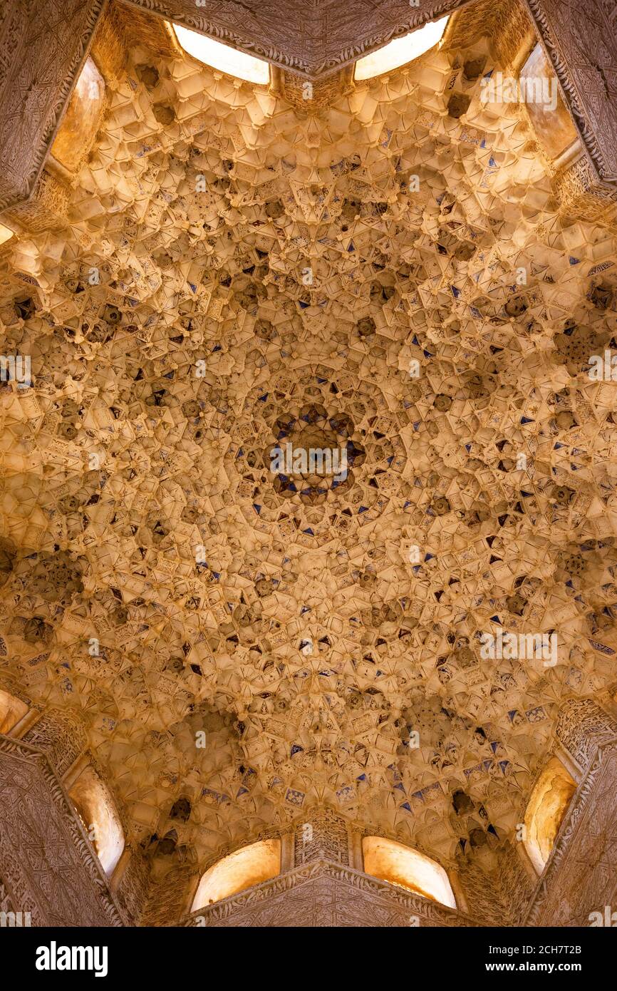 Granada, Spagna -22 ago 2020- dettaglio delle pareti e del soffitto ornati all'Alhambra Foto Stock