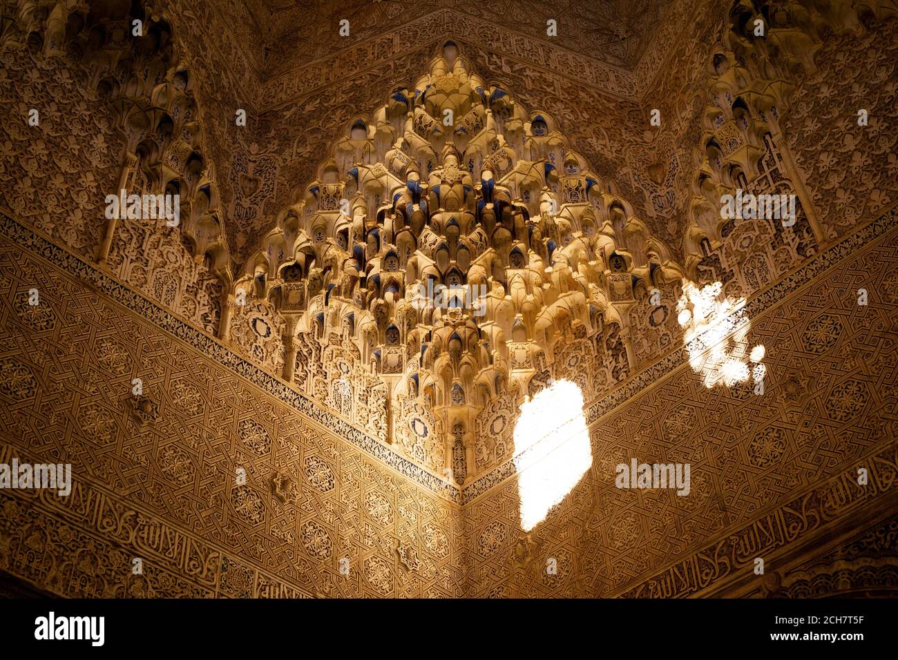 Granada, Spagna -22 ago 2020- dettaglio delle pareti e del soffitto ornati all'Alhambra Foto Stock