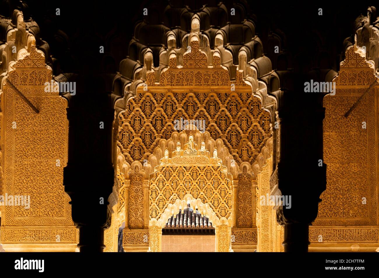 Granada, Spagna -P2 ago 2020- dettaglio delle pareti e del soffitto ornati presso l'Alhambra nel patio de los leones Foto Stock