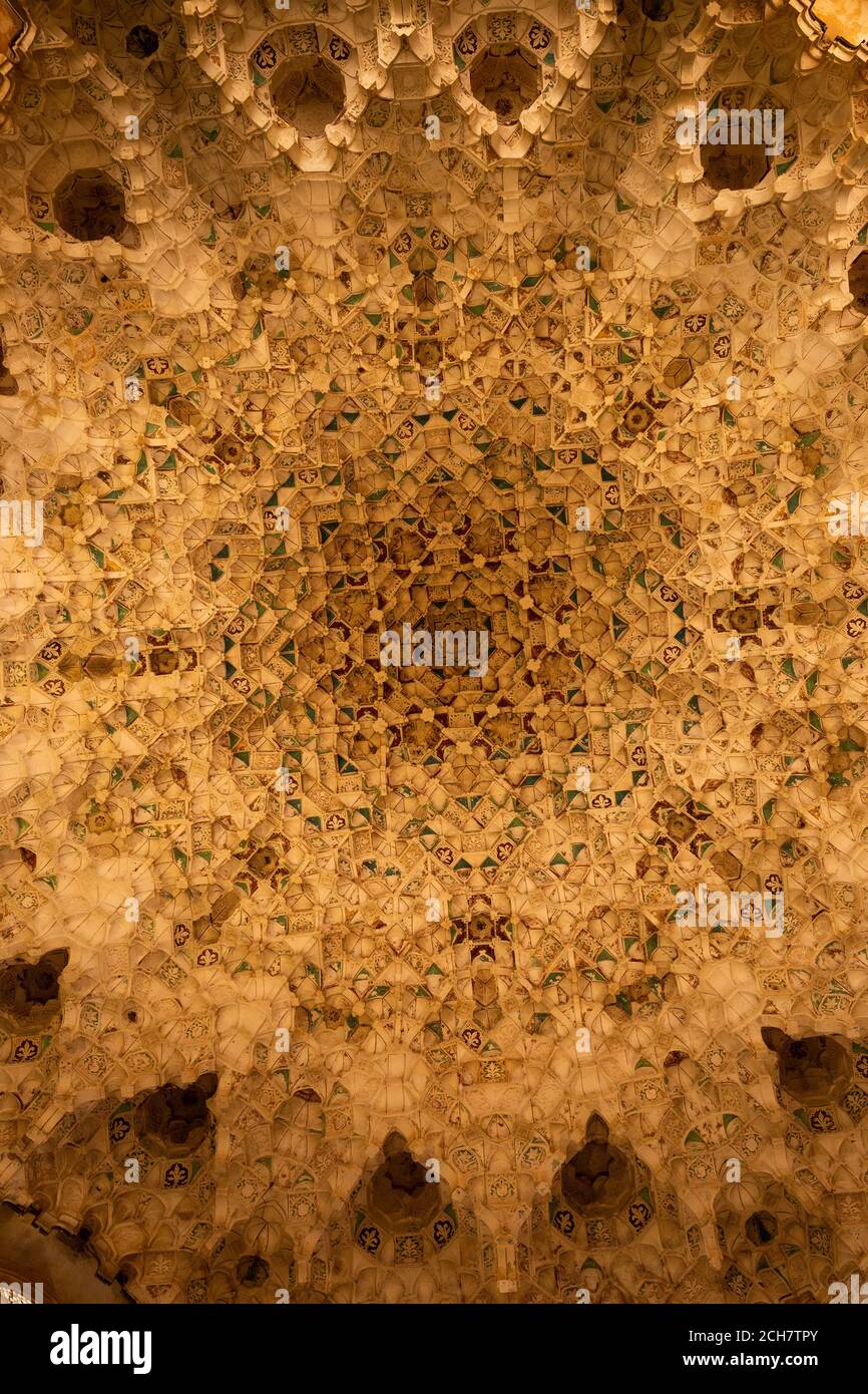 Granada, Spagna -22 ago 2020- dettaglio delle pareti e del soffitto ornati all'Alhambra Foto Stock