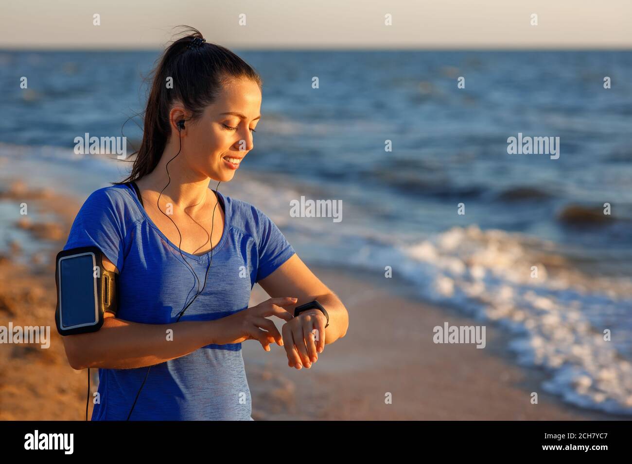 donna che controlla la distanza e la frequenza cardiaca Foto Stock