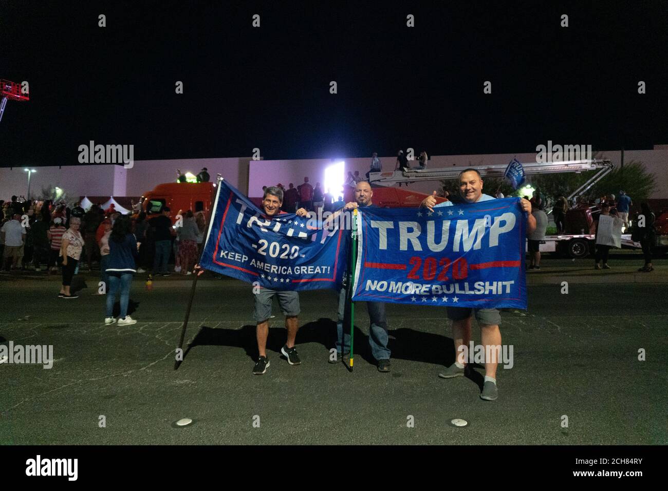 Henderson, Nevada, Stati Uniti. 13 Settembre 2020. Da quando la sede è stata piena di capacità, i sostenitori del presidente Donald Trump si riuniscono fuori Xtreme Manufacturing per guardarlo su un grande schermo. Credit: albert halim/Alamy Live News Foto Stock