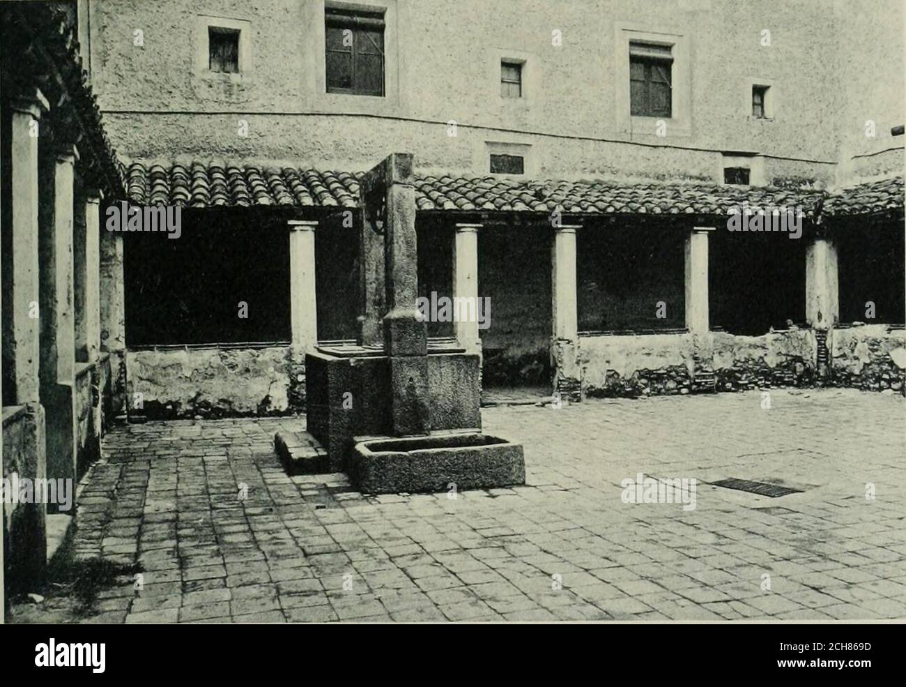 . La casas de religiosos en Cataluña durante el primer tercio del siglo 19 . CONVENTO CAPUCHINO DE BLANES. 1904 (Fotografía de D. Francisco Brunet).. irin CLAUSTRO DE LOS CAPUCHINOS DE VALLS. 1891 (Fotografía del autor). CAPUCHINOS 409 mías, cortes, folletos y libros, propalanque los conventos se estabileciron en lasVillas y lugares á desprecho de los pue-blos y contra su expresa volontariamente. Lesoiremos en el postrer capítulo de estelibro. Las palabras copiadas proceden deun autor liberale. Ellas y la historia de lafundación de todos los conventos capu-chinos desmienten tales falsedades. Levantáb Foto Stock