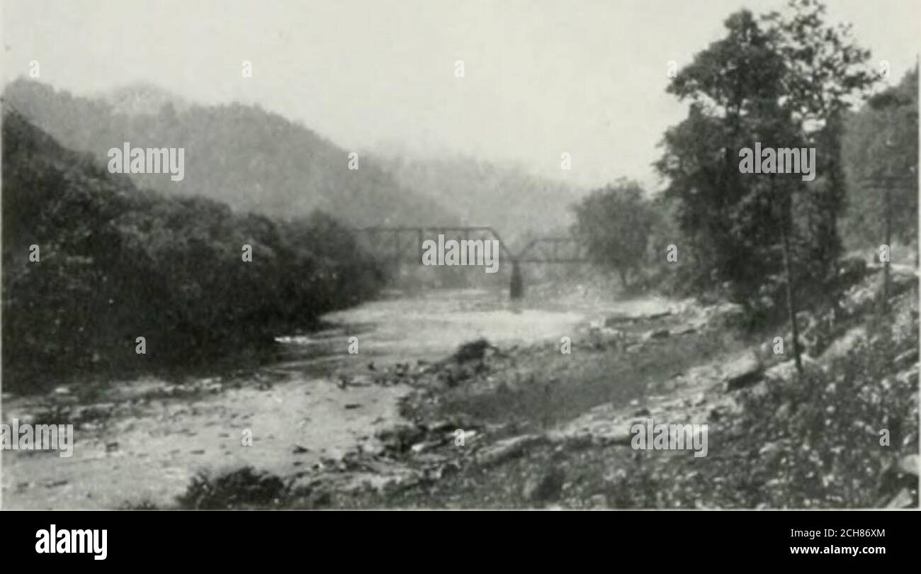 . La Wilderness Road per il Kentucky, la sua posizione e caratteristiche. Es vista. L'unico ])oint atwhieh (mi ottiene una buona vista distante del Gap dal suo lato est isfrom the sudest where (i)reseid città di (und)erland V^^A^ isolò. Scendendo dal lato ovest della montagna da Ciunl)erlandGap la strada passò verso il sud aroimd l'inseguimento del themountain dietro l'attuale vecchia l)revery a Middlesboro.. Escemed nella valle del Big Yellow Creek all'i)oint dove il thetown di ]IiddleslK)ro ora si trova. Qui c'è una valle iie o sei miglia di diametro che formano un dente pa Foto Stock