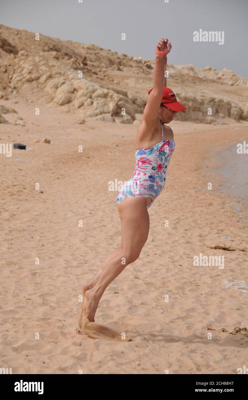 Lady che salta su una spiaggia in Egitto. Foto Stock