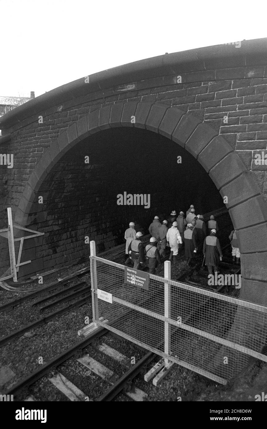 I funzionari delle ferrovie entrano per la prima volta nel tunnel del Vertice da quando la settimana scorsa è esplosa una petroliera contenente gasolio. Foto Stock