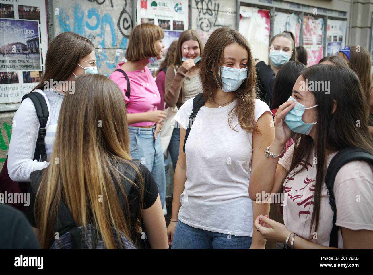 Studenti con maschera di protezione di ritorno a scuola dopo la quarantena covid-19 e il blocco. Torino - Settembre 2020 Foto Stock