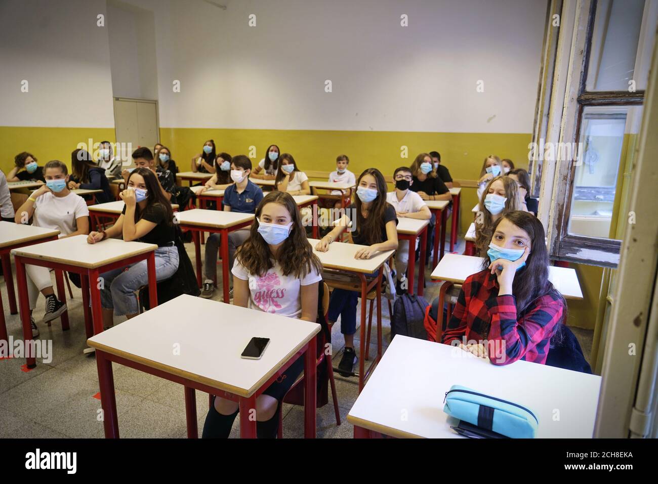 Studenti con maschera di protezione di ritorno a scuola dopo la quarantena covid-19 e il blocco. Torino - Settembre 2020 Foto Stock