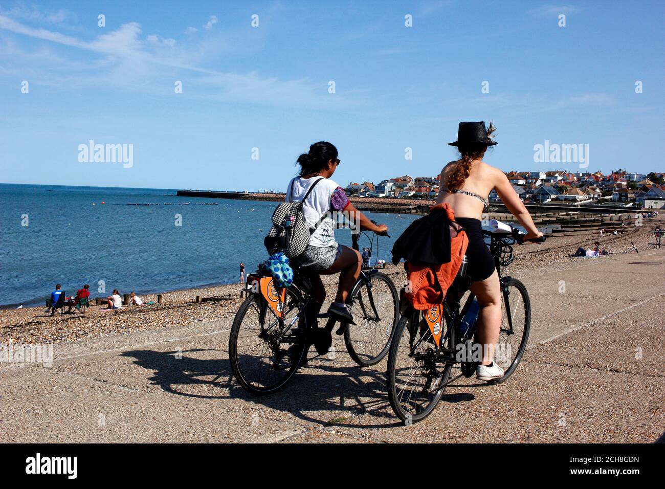 due ciclisti femminili a piacere nella località costiera di hampton-on-sea east kent uk settembre 2020 Foto Stock