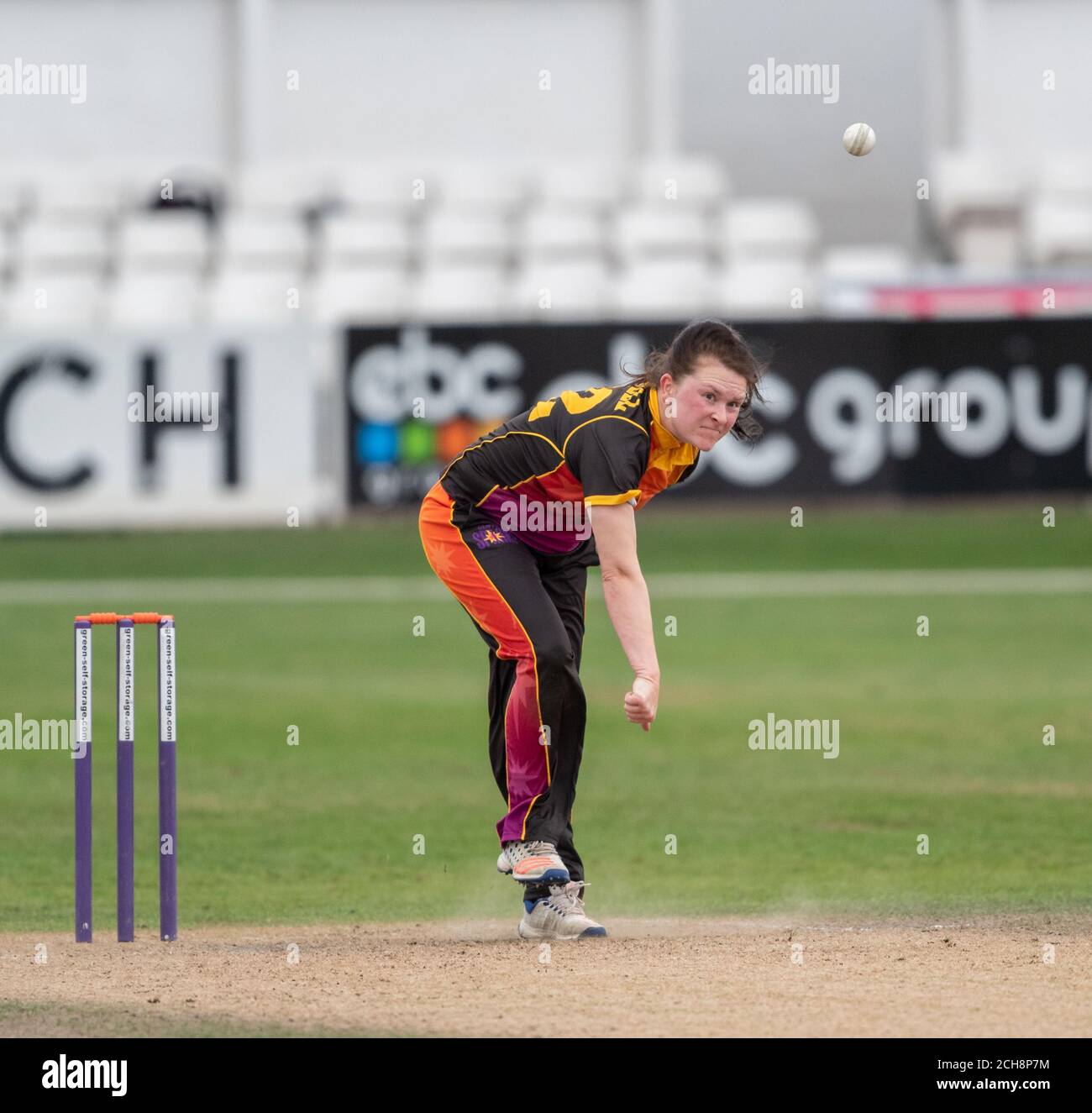 Liz Russell bowling per Central Sparks contro Lightning in un Rachael Heyhoe Flint Trophy match 11 settembre 2020 Foto Stock