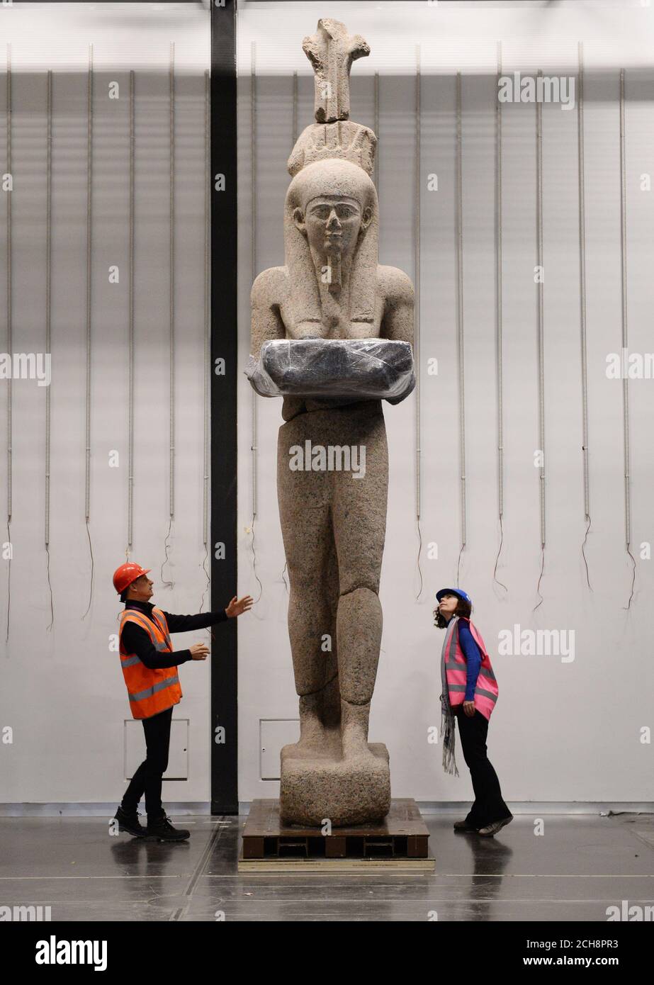 L'archeologo subacqueo Franck Goddio (a sinistra) con una statua colossale di granito rosa alto 5,4 m, alta 6 tonnellate, una personificazione dell'alluvione del Nilo e la statua più grande di un dio egiziano noto, che farà parte della mostra BP città sommerse: I mondi perduti dell'Egitto, che vanno dal 19 maggio al 27 novembre 2016 al British Museum di Londra. Foto Stock