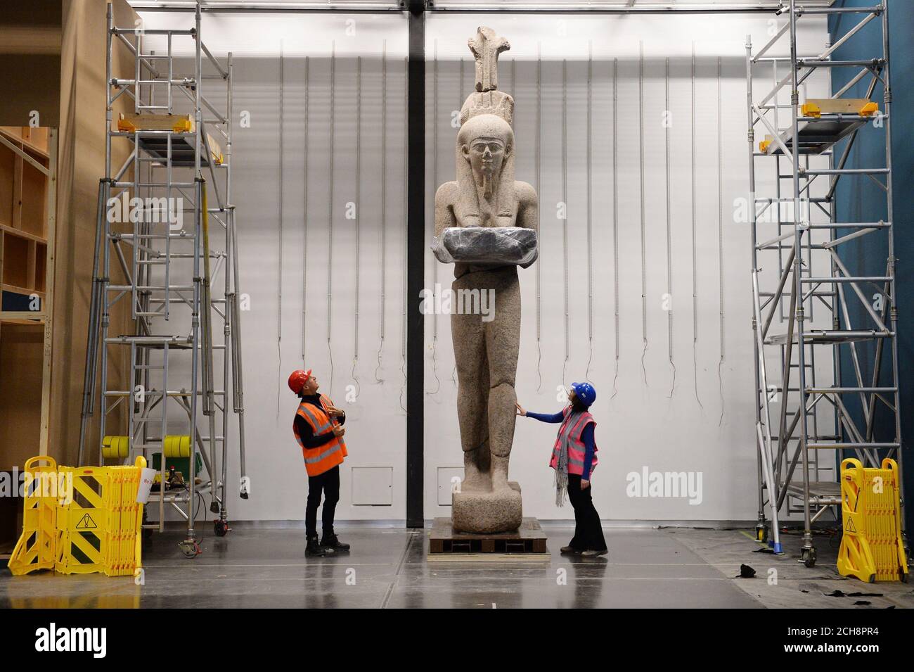 L'archeologo subacqueo Franck Goddio (a sinistra) con una statua colossale di granito rosa alto 5,4 m, alta 6 tonnellate, una personificazione dell'alluvione del Nilo e la statua più grande di un dio egiziano noto, che farà parte della mostra BP città sommerse: I mondi perduti dell'Egitto, che vanno dal 19 maggio al 27 novembre 2016 al British Museum di Londra. Foto Stock