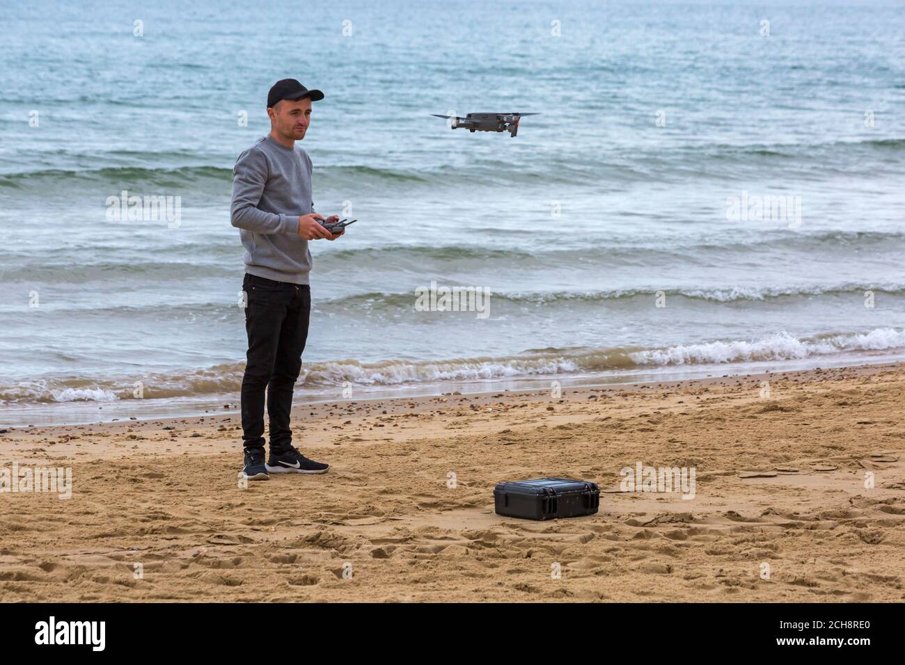 Giovane che gestisce un drone all'evento sulla spiaggia di Bournemouth, Bournemouth, Dorset UK a settembre Foto Stock