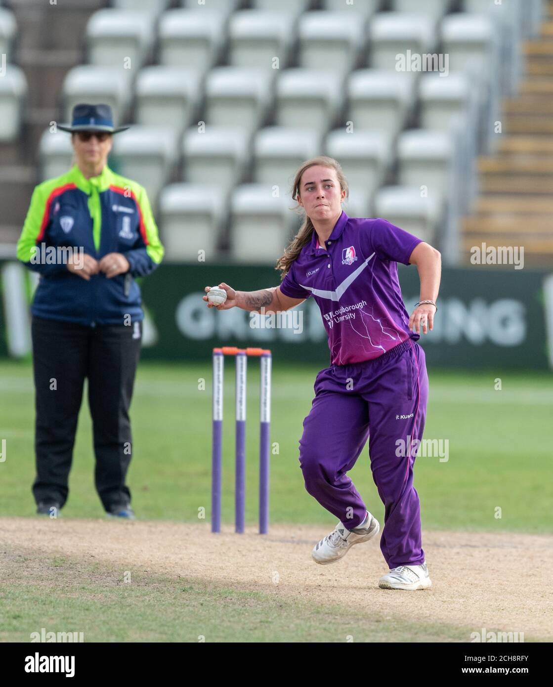 Alicia Presland di Lightning reagisce mentre bowling in un Rachael Heyhoe Flint Trophy match contro Central Sparks 11 settembre 2020 Foto Stock